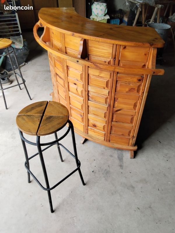 Bar en bois avec deux tabourets (image 2)