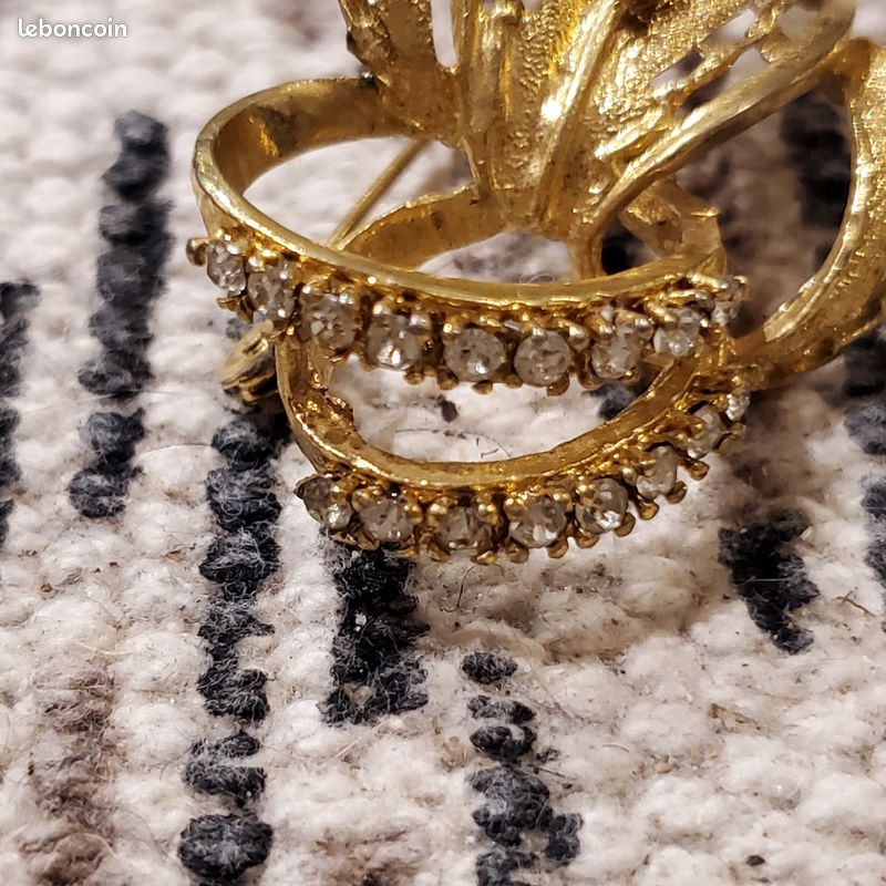 Broche Ancienne  Fleur plaqué OR et zircon