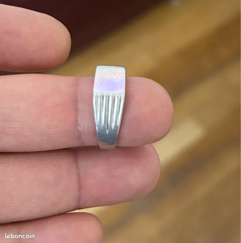 Bague Argentée Imposante Avec Cabochon Blanc - Taille 58, Signée PS ?, Occasion