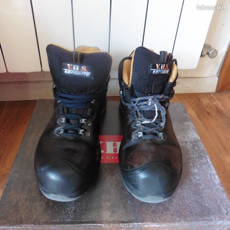 Une paire de chaussure de travail 39 (image 1)