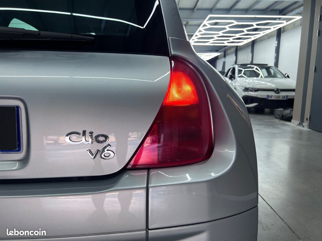 Renault Clio 3.0 V6 230ch/N°1609/Distribution Neuve/Clim (image 28)