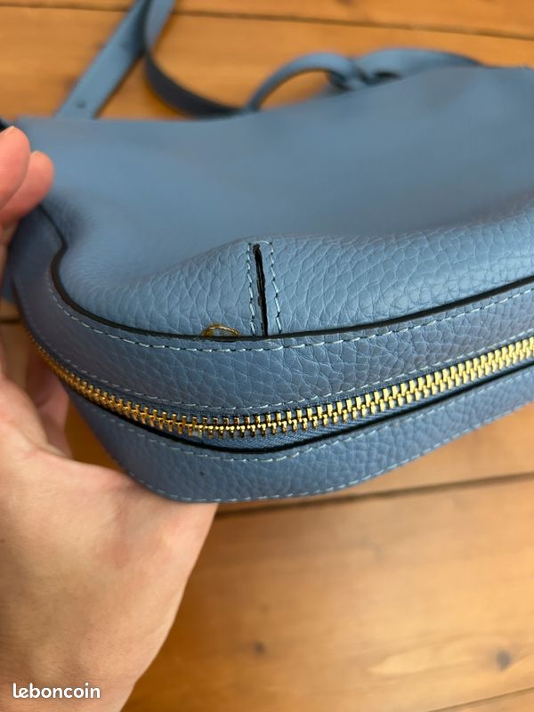 Sac à main Dalery bleu ciel en cuir grainé porté travers