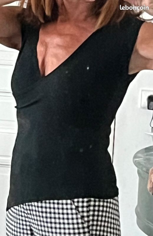 T- shirt noir très féminin TEHEN encolure et bas asymétriques (image 4)