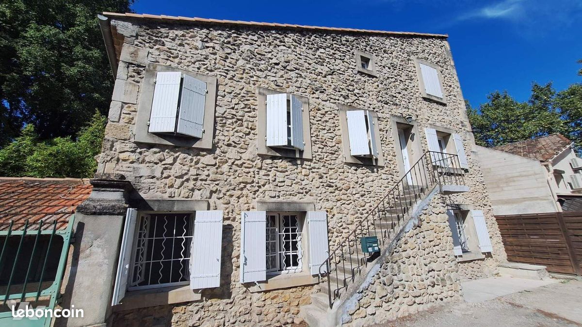 Immeuble 127 m² · à Eyguières · 127 m² · 210 000 €
