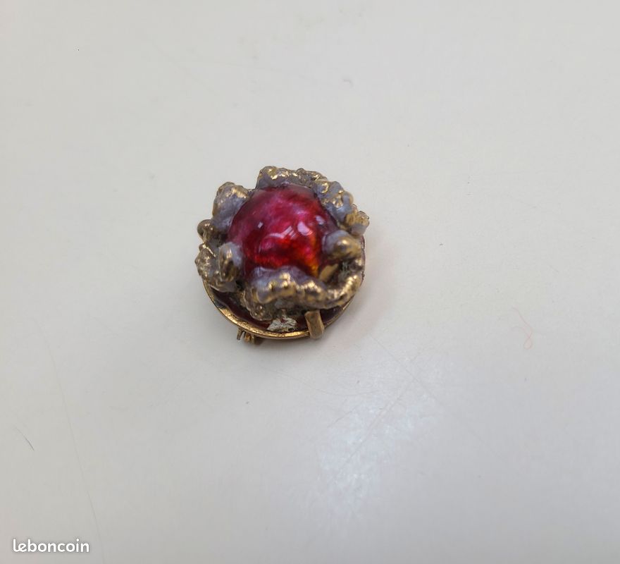 Broche Vintage Or Finement Travaillée Avec Cristal Boréalis Rouge - Réf 4327