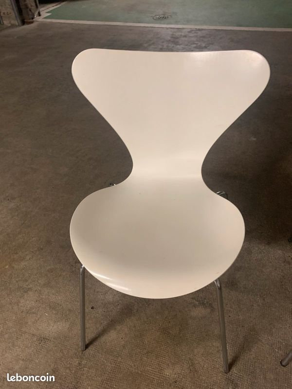 Chaise blanche (image 1)