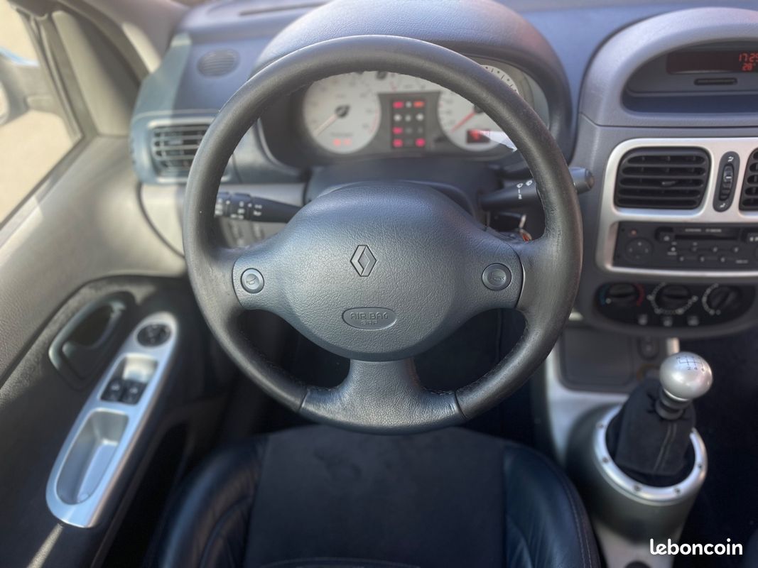 RENAULT CLIO 3.0 V6 Sport (image 20)