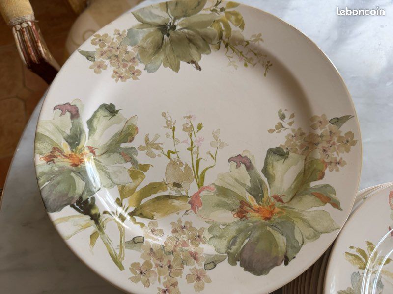 Lot 12 assiettes plates et 11 dessert bouchara (image 1)
