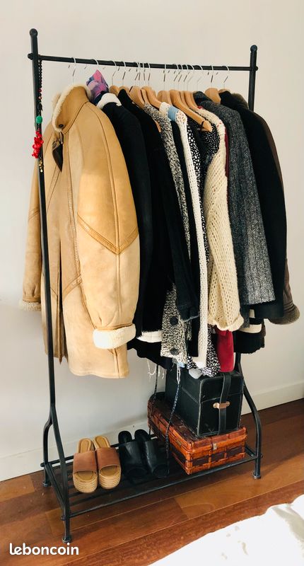 Tringle à rideau / portemanteau en fer forgé noir avec étagère à chaussures – Black wrought iron curtain rail / coat rack with shoe shelf (image 2)