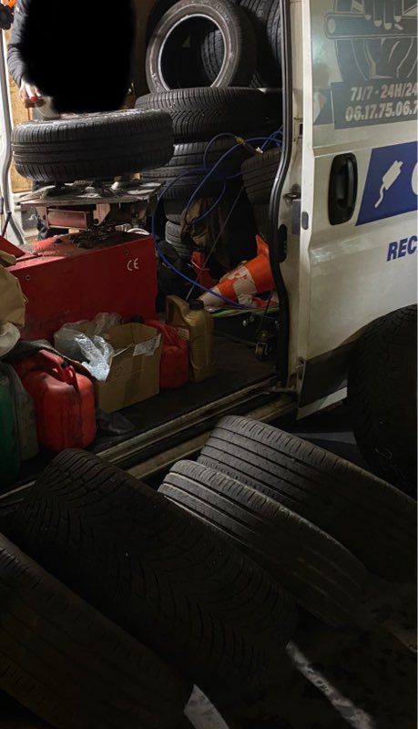 Montage et réparation pneu crevé: Fosses (95470)