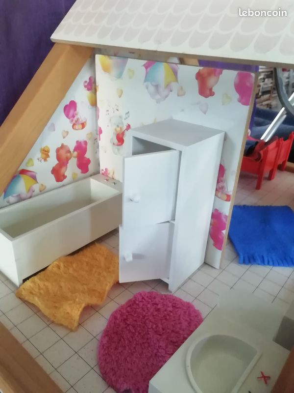 Maison de poupée en bois avec nombreux accessoires (image 6)