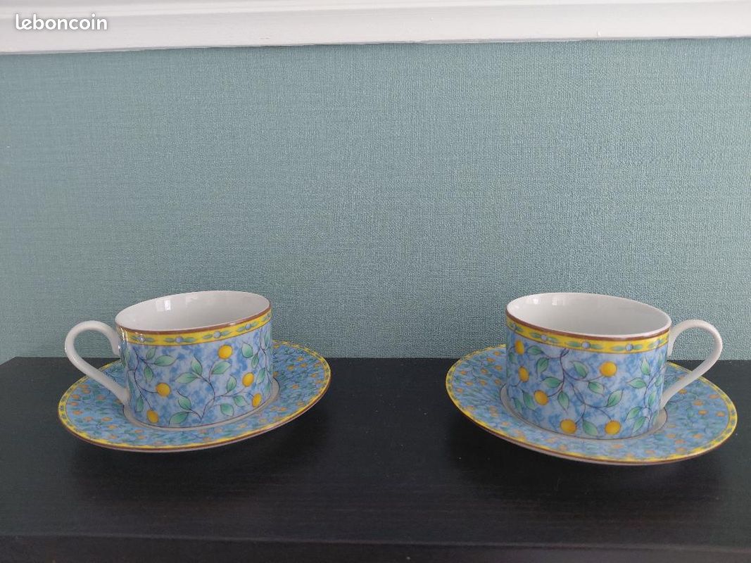 Tasses bleues et soucoupes (image 1)