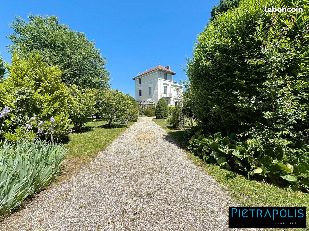 Maison 9 pièces 251 m² · à Montluel · 251 m² · 890 000 €