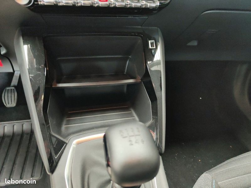 Peugeot 2008 1.2 PureTech 100ch S&S Style (image 16)