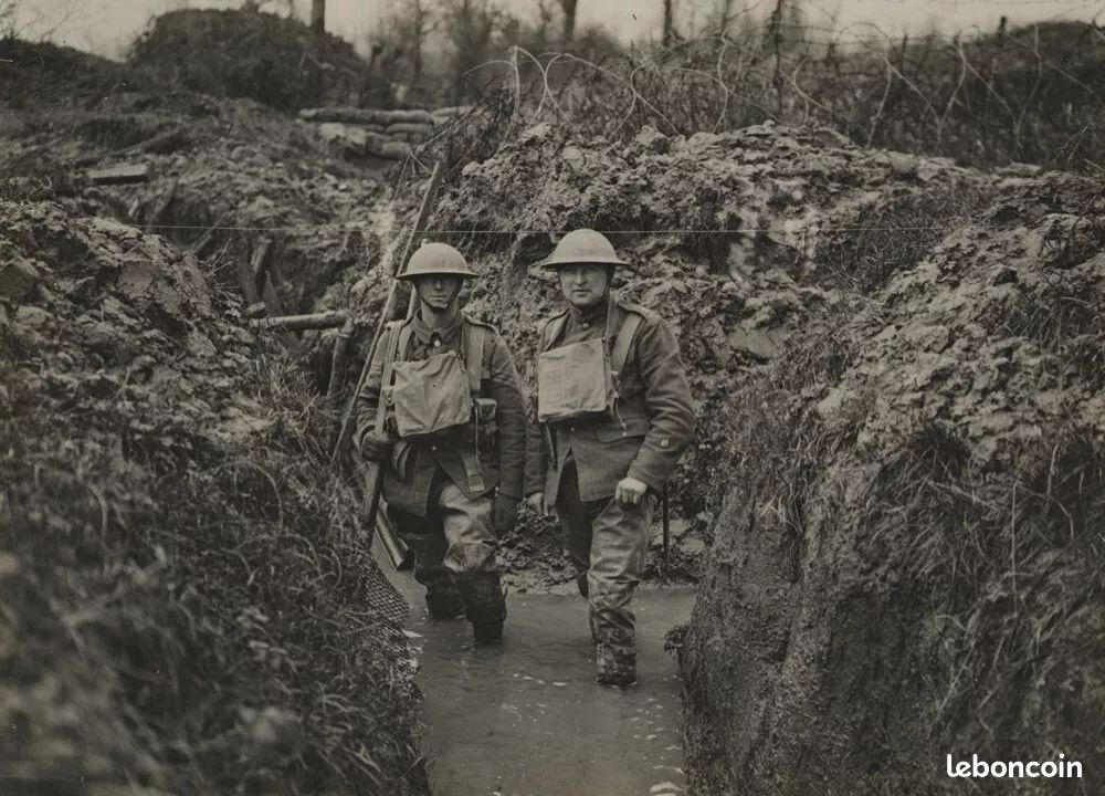 Sifflet De Tranchée Et Casque WW1 BEF 1916 - Relique Historique D'occasion