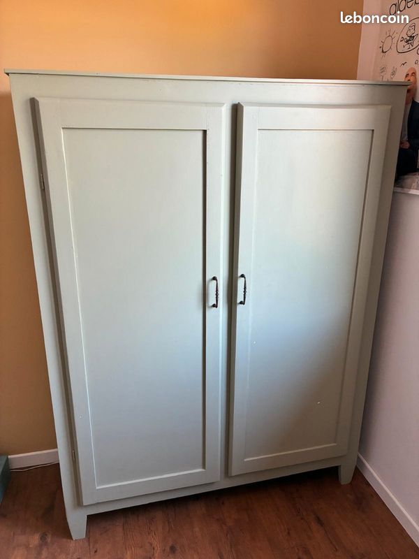 Jolie armoire parisienne idéale pour chambre d'enfant (image 1)