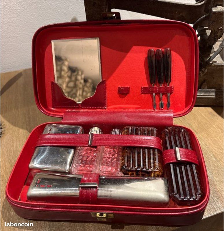 Trousse De Toilette De Voyage Vintage Années 70 – Rouge En Cuir – Avec Défauts Décrits