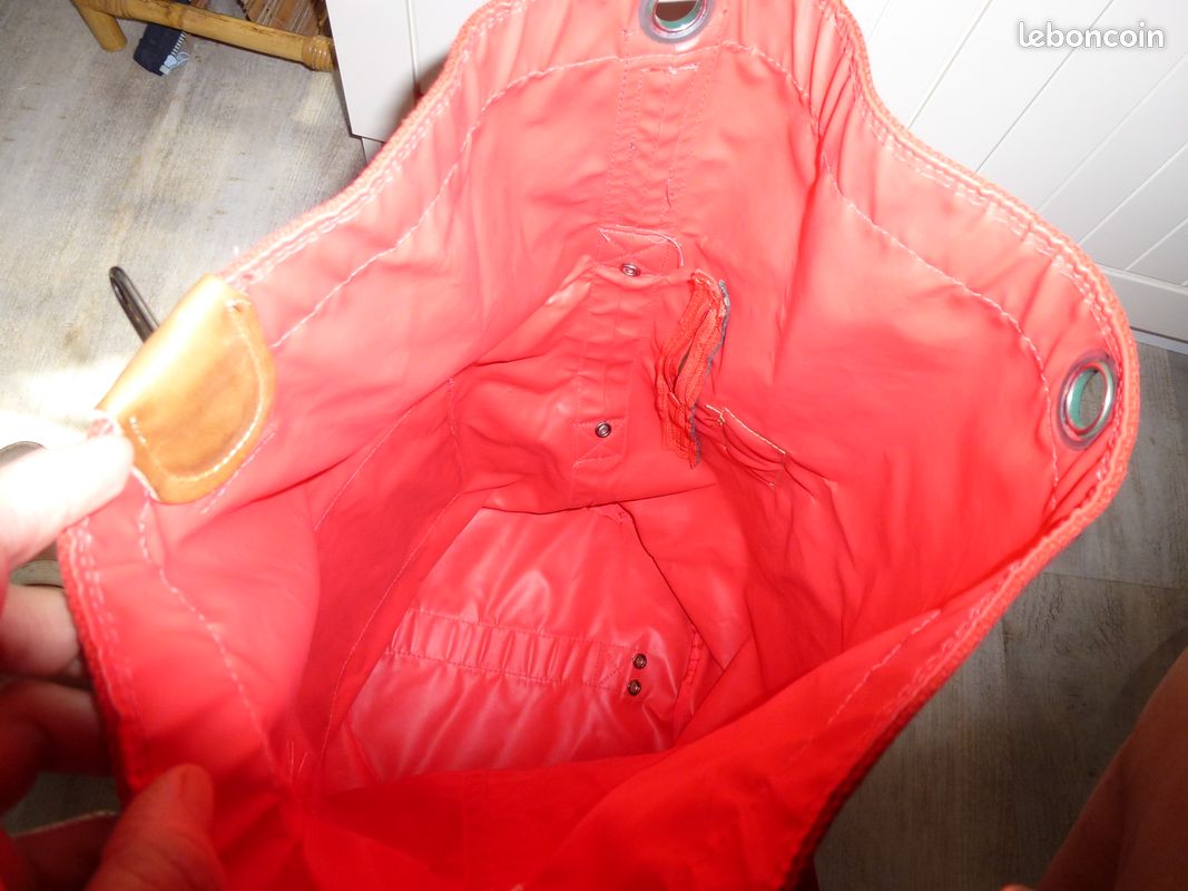 Sac bandoulière explorateur rouge servi une seule fois (image 3)