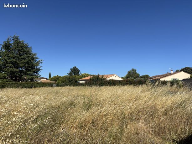 Terrain à bâtir de 813 m² à CORNILLON-CONFOUX (13)