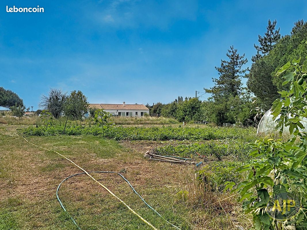 Terrain 4 pièces 2700 m² (image 1)