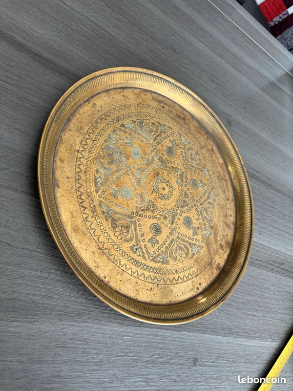 Très beau petit plateau marocain en cuivre ou laiton martelé et ciselé à la main. Plateau ancien de 32cm (image 9)