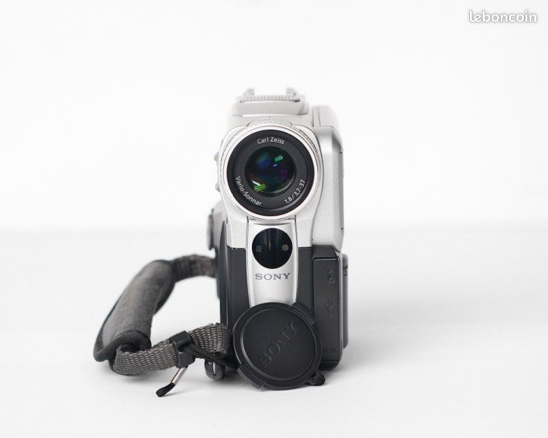 Camescope Sony DCR-PC101E Mini DV - Compact Argenté Avec Zoom 10x
