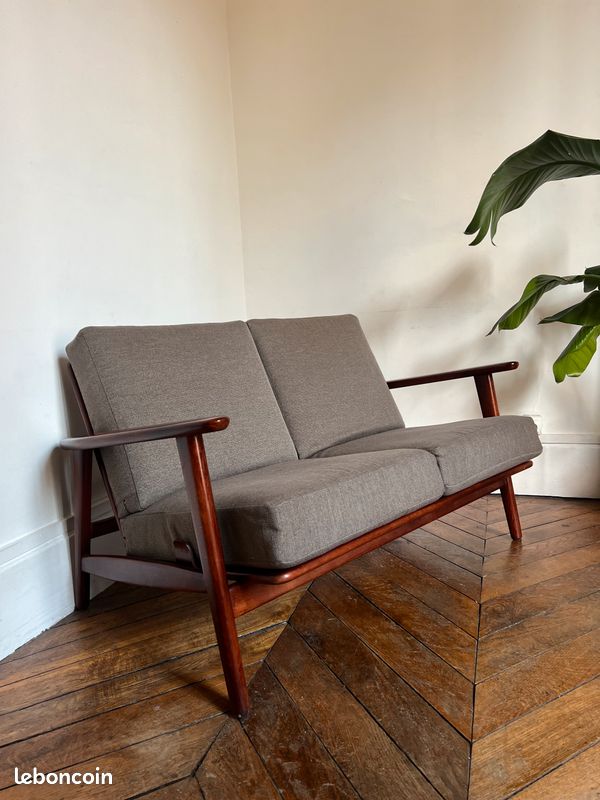 Canapé, 2 places gris et bois du célèbre designer danois Hans J.Wegner H67 x L126 x P75 (image 1)