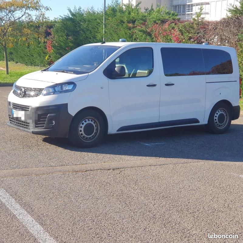 Opel Vivaro Ambulance (image 5)