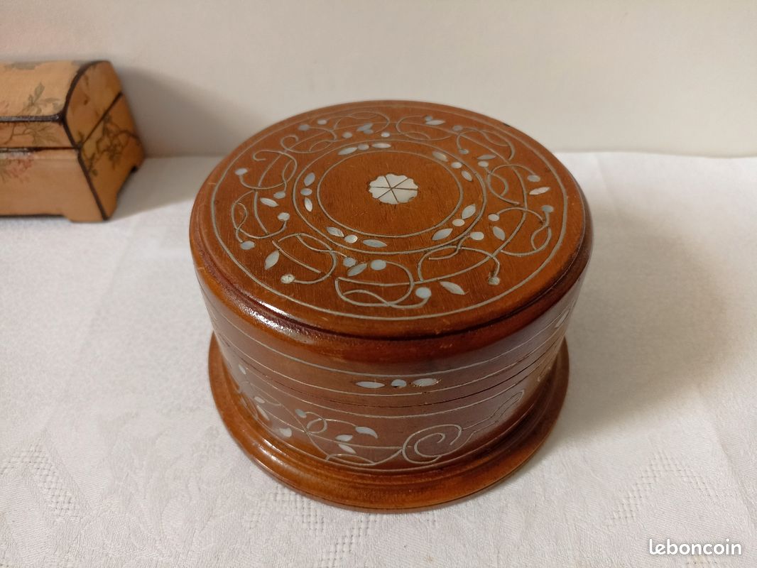 Grande boîte ronde ancienne en marqueterie de paille, art p