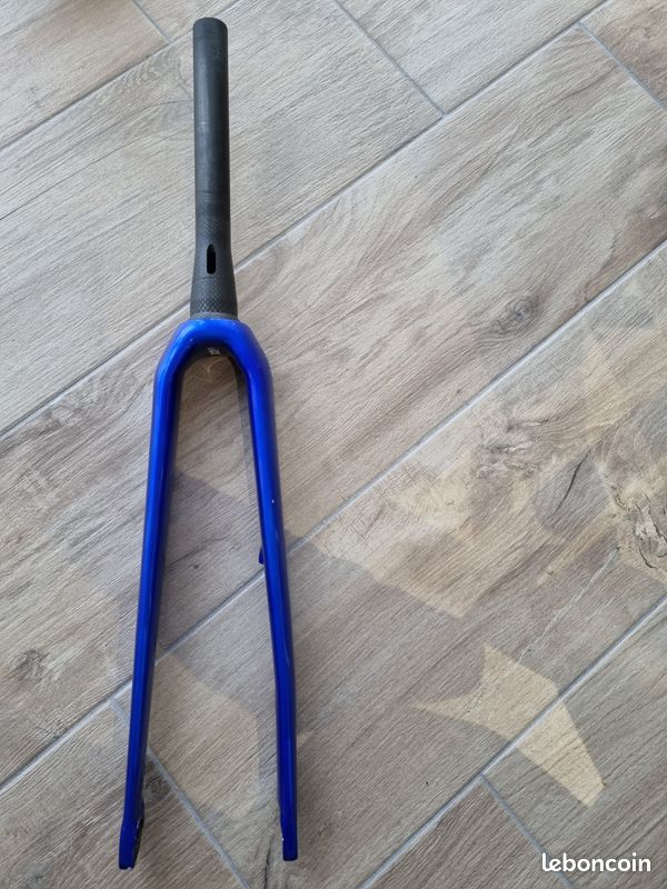 Cadre de vélo en fibre de carbone pas cher Twitter Vélo de route 700c 25c Basikal 22 vitesses Vélo de course pour hommes avec frein à disque