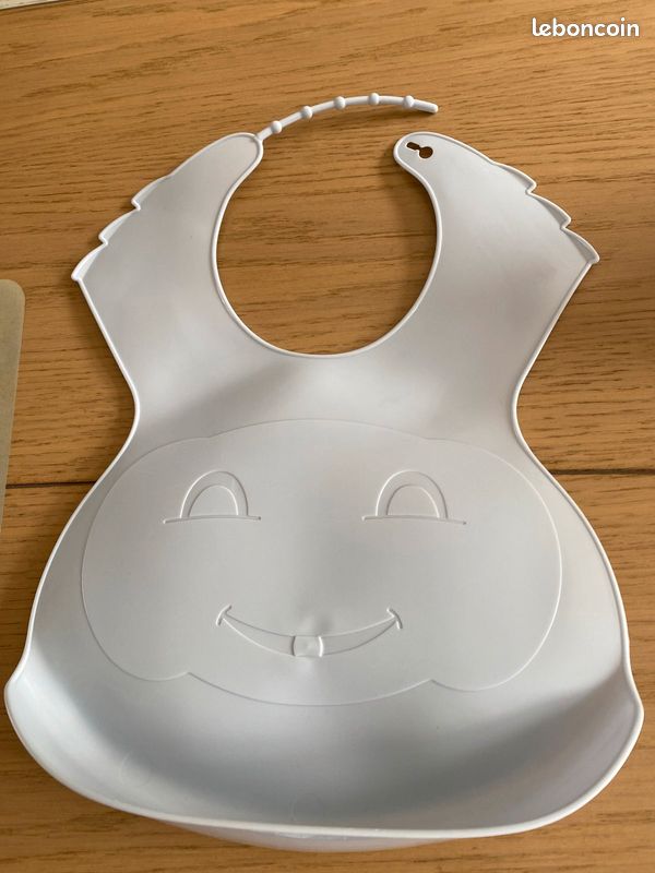 Bavoir plastique (image 1)