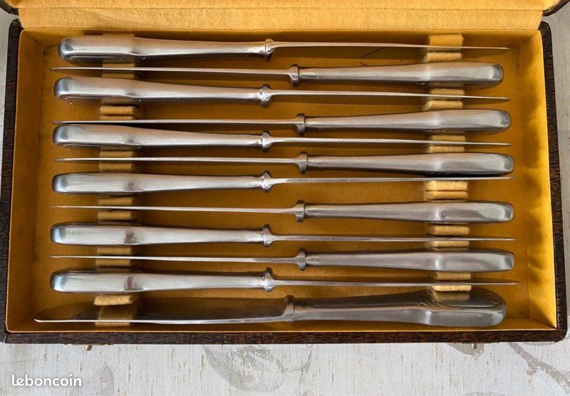 Lot De 12 Couteaux Anciens CH Guerre Langres - Coffret Métal Noir - À Restaurer