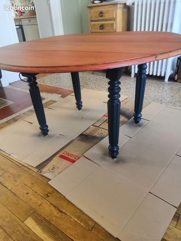 Table ronde en bois (image 1)