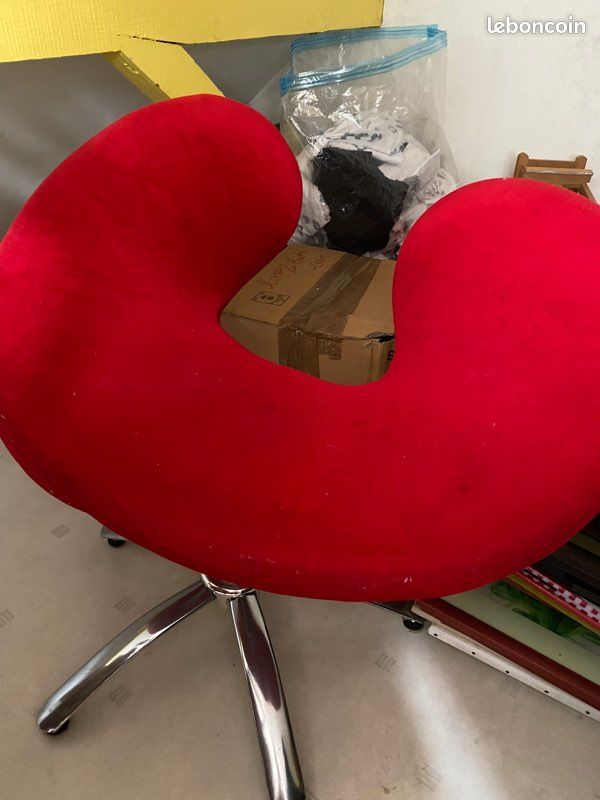 Chaise rouge vintage (image 1)