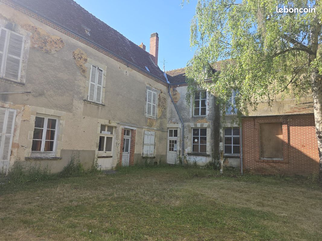 Maison 15 pièces 439 m² · à Graçay · 439 m² · 54 750 €