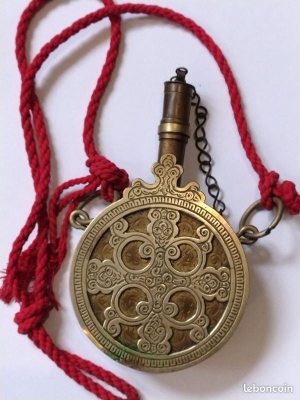 Poire à Poudre Orientale Ancienne En Cuivre Ciselé - Art Islamique Berbère, XIXe Siècle Ou Avant