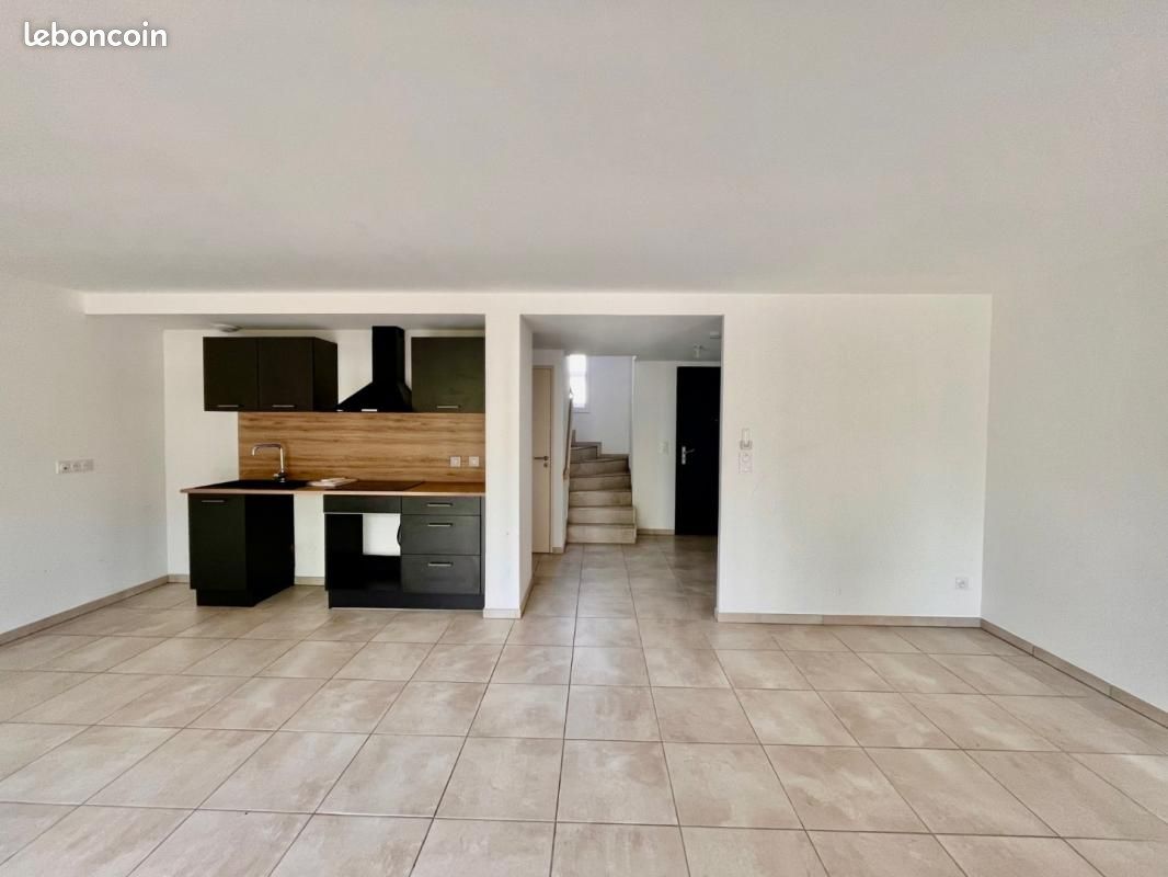 Maison 89 m² · à Saint-Pierre-du-Mont · 89 m² · 990 €