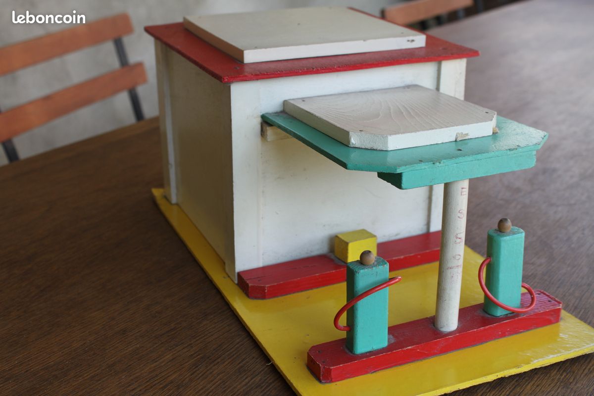 Lot 247 - A 1950's CIJ Tinplate Service Station Lot 247 - A 1950's CIJ Tinplate Service Station