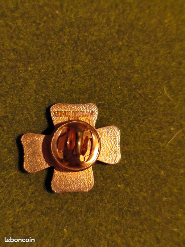 Pins Christian Lacroix (image 5)