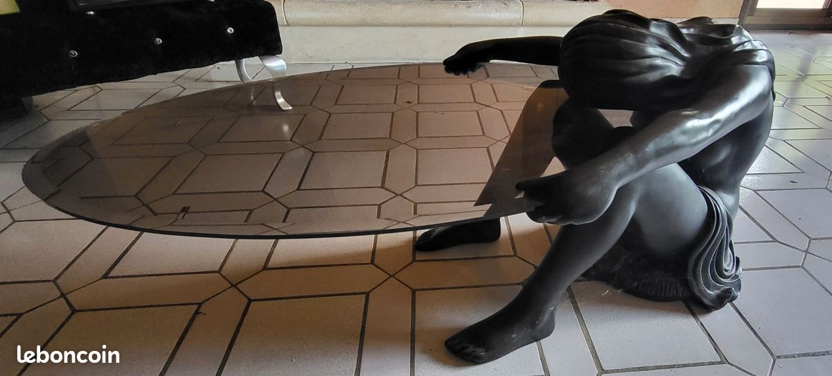 Table basse vintage sculpture femme nue drapée et plateau verre - 1m25 (image 1)