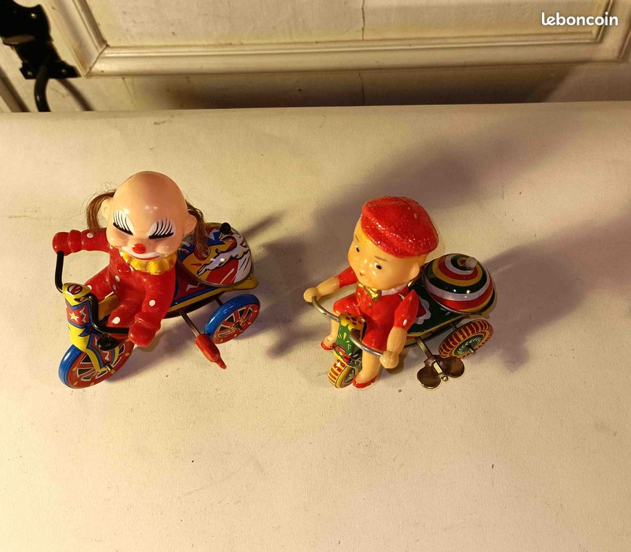 Deux vieux jouets en tôle mécanique 2 enfants sur leurs tricycles - Collection