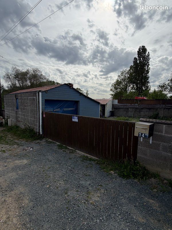 Garage avec permis d'aménager en habitation - 200m² · à Vouvant · 25 000 €