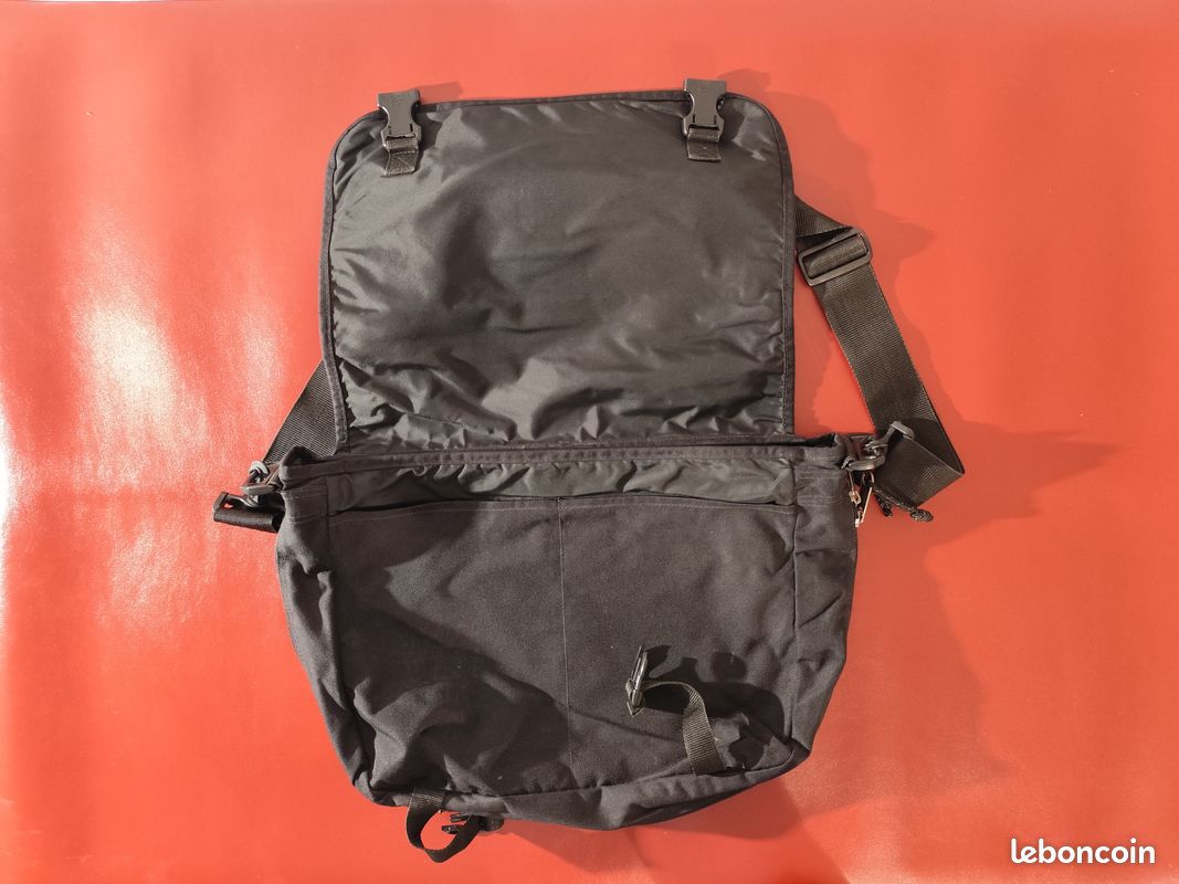 Sac en Bandoulière, Eastpak Delegate 39 cm, 20 L, Noir (image 2)