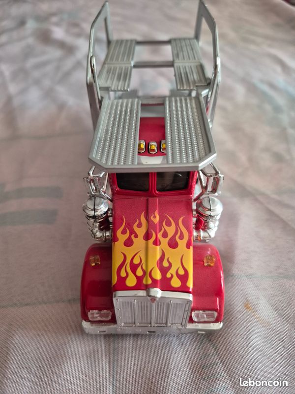 Camion porte voitures miniature , Kenworth W900 rouge à flammes 1/43 (image 3)