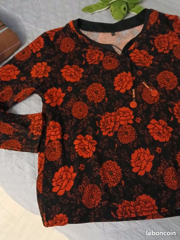 Pull tunique noir à fleurs rouges taille 38/40 (image 2)