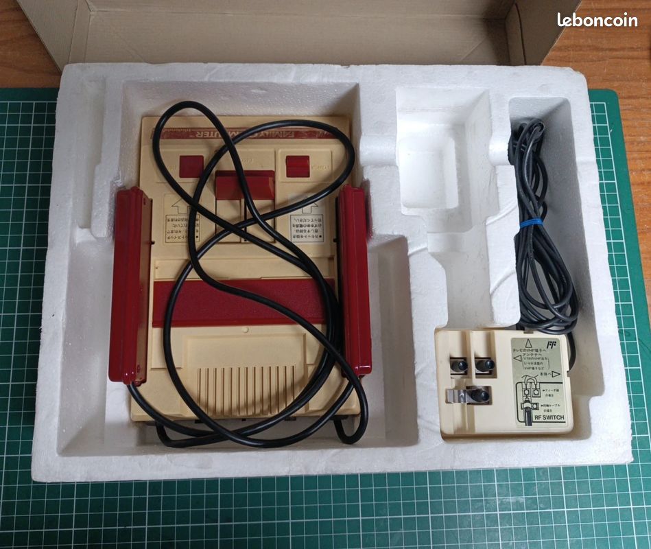 Nintendo Famicom Console En Boite (HVC-001) Sans bloc Alimentation (image 2)