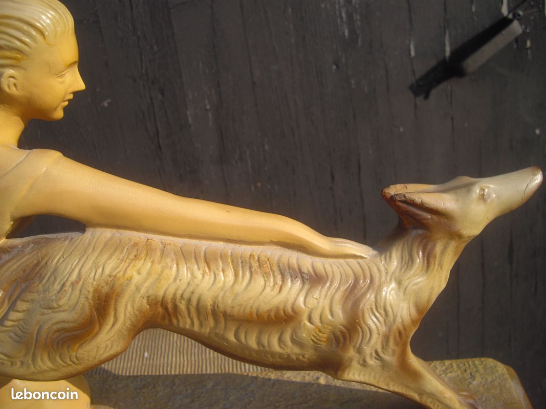 Vase aux griffons en barbotine biscuit de porcelaine