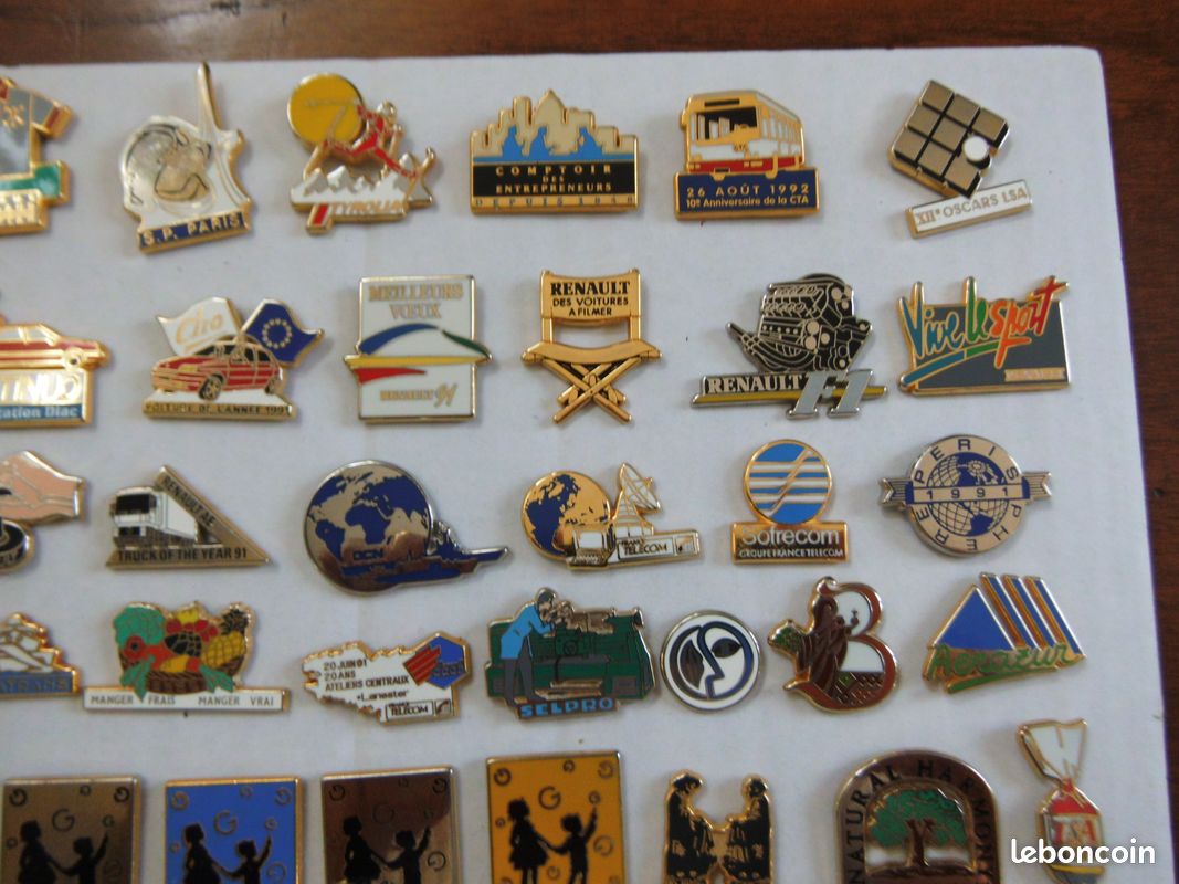 Pin's MERCEDES BERLINE NOIRE CHATEAU signé Arthus Bertrand