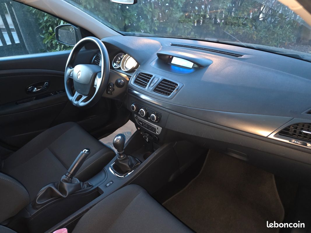 RENAULT Megane III 1.5 DCi 95 Life (image 10)