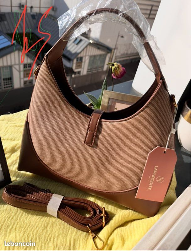 Sac à main élégant marron avec bandoulière Accessoires Bagagerie